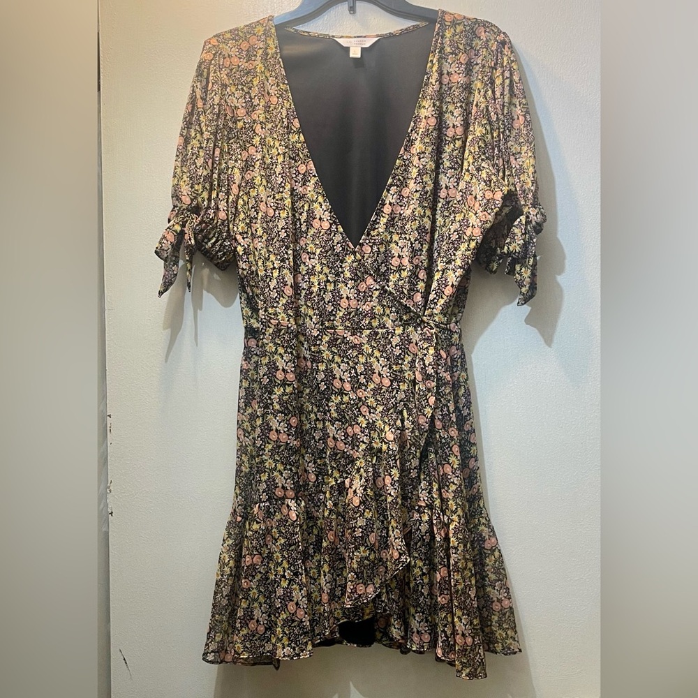 Lauren Conrad size Large‎ wrap dress